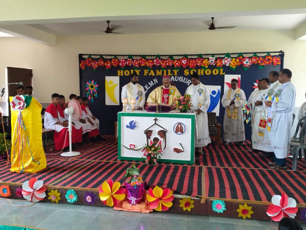 La inauguración del nuevo edificio escolar del Colegio Sagrada Familia de Kurdeg (India) tuvo lugar el 15 de septiembre de 2026 en un ambiente de gran alegría y gratitud. El acto comenzó con una misa solemne, presidida por Su Excelencia Reverendísima Vincent Barwa, obispo de Simdega.