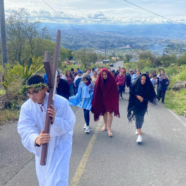 La Settimana Santa ci spinge ogni anno in Ecuador a collaborare con le comunità e le parrocchie che non hanno sacerdoti. Realizziamo celebrazioni paraliturgiche, accompagniamo bambini, giovani e famiglie affinché possano vivere questi giorni santi nel modo più dignitoso possibile.