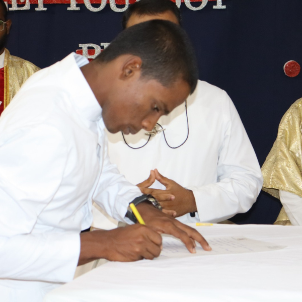 La Delegación de la India se alegró cuando el Hno. Albert William, FSF, profesó sus primeros votos. La celebración eucarística, presidida por el Rev. P. Joy, OMI, tuvo lugar en la casa de formación de Eluru. Asistieron sacerdotes, hermanas, aspirantes, novicios y la familia del Hno. Albert.
