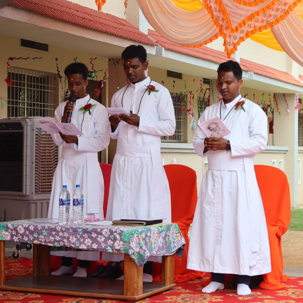 Con gran alegría celebramos la profesión perpetua de los hermanos Manish Kiro, Ashwin Toppo y Mojesh Barla en la Holy Family School, Kurdeg. Es la primera vez que esto ocurre en esta comunidad. ¡Bienvenidos, hermanos!