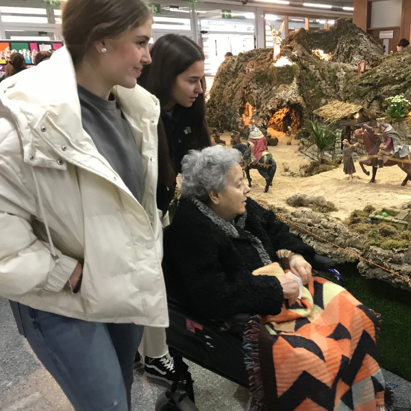 On the last day of class in December, all the students brought the elderly people from the centre to visit the school's Nativity Scene. What joy was reflected on the faces of these elderly people! A religion class in practice.