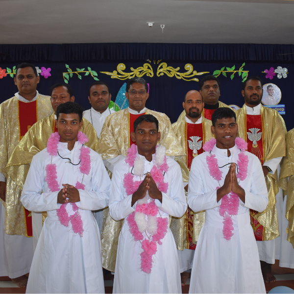 Le 13 avril, un événement important s'est déroulé dans notre maison de formation d'Eluru : nous avons célébré la première profession religieuse de trois frères de la Sainte Famille, les frères Sudeep Beck, Sandeep Horo et Mangeya Topno, originaires de l'État de Jharkhand.