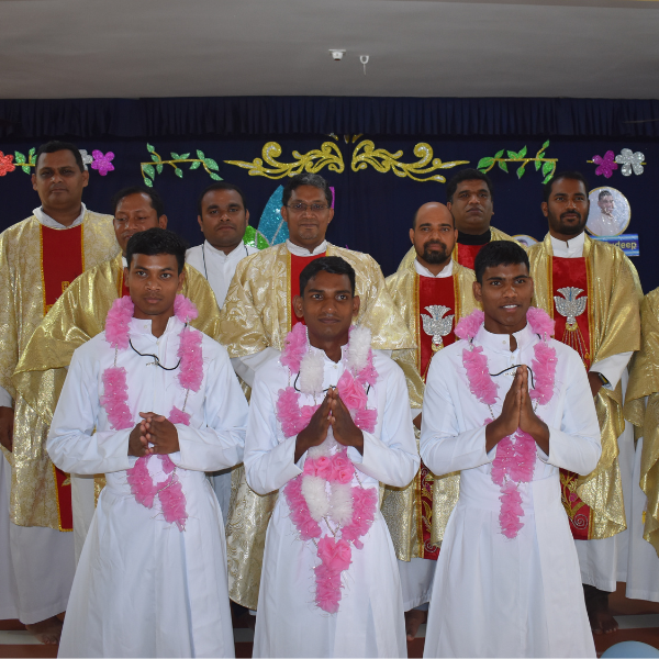 No dia 13 de abril, um acontecimento importante teve lugar em nossa casa de formação de Eluru, quando celebramos a primeira profissão religiosa de três irmãos da Sagrada Família: os irmãos Sudeep Beck, Sandeep Horo e Mangeya Topno, do estado de Jharkhand.